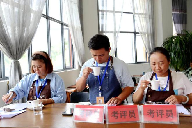 完美体育一堂兴趣课带你入门！“一城咖香”催热咖啡培训市场(图10)