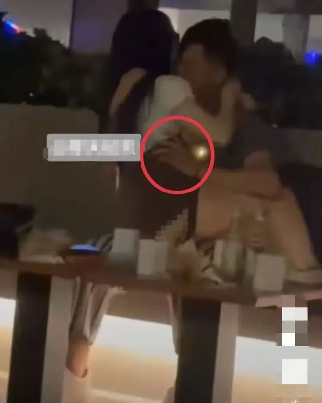 365wm完美体育炸裂！男女咖啡店接吻互摸难自持被情离拉黑女子报警给差评！(图1)