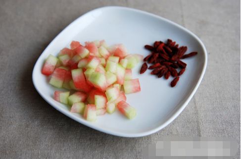 完美体育选择各类奶茶饮料之前不如先考虑自制凉茶！健康又消暑(图2)